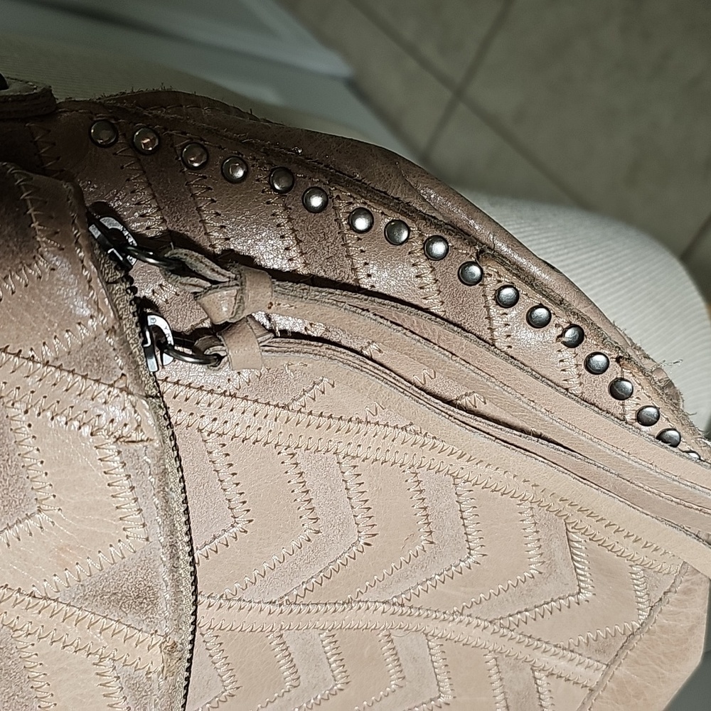 Stylish Tan Crossbody Bagzipper Closure. Adjustable Wide Strap. - Picture 5 of 15